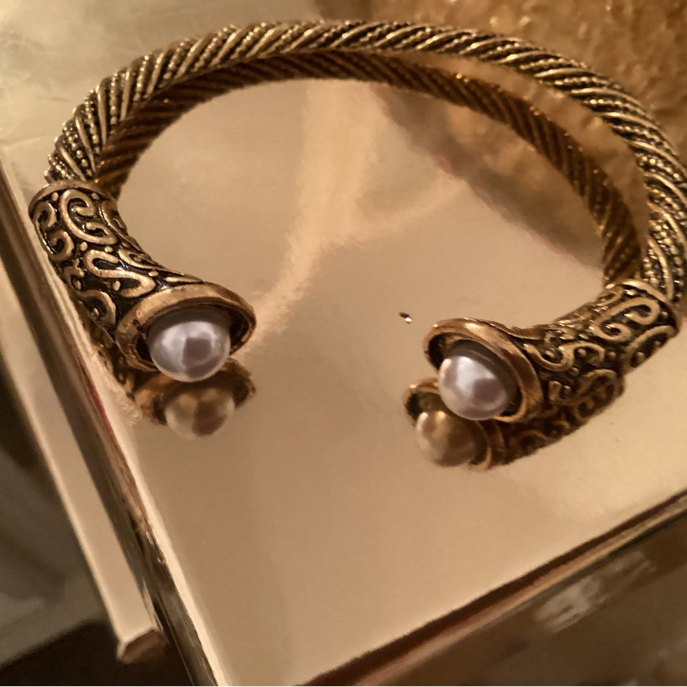Elegant Gold and Pearl Women's Bracelet vintage
